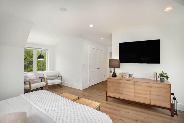 2958 S Edgar Rd, Mason, MI 48854 - bedroom featuring light wood finished floors, baseboards, and recessed lighting