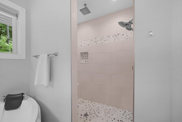 1304 Michillinda Rd, Muskegon, MI 49445 - bathroom featuring a tile shower