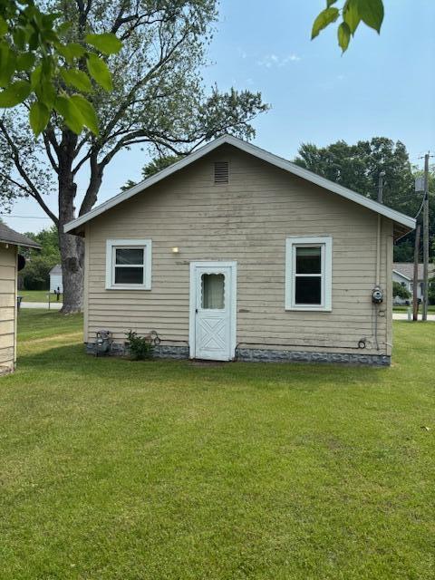 408 Hill St, Buchanan, MI 49107 - rear view of property with a lawn