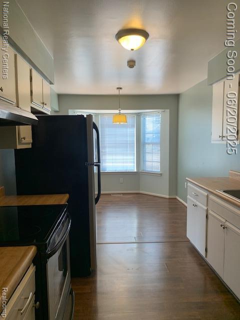 2041 N Arbor Way Dr Unit 71, Canton, MI 48188 - kitchen featuring electric stove, under cabinet range hood, dark wood-style floors, white cabinets, and pendant lighting