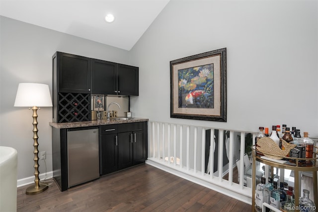 6532 Turtle Walk, Clarkston, MI 48346 - indoor wet bar with lofted ceiling, dark wood-style flooring, refrigerator, and baseboards