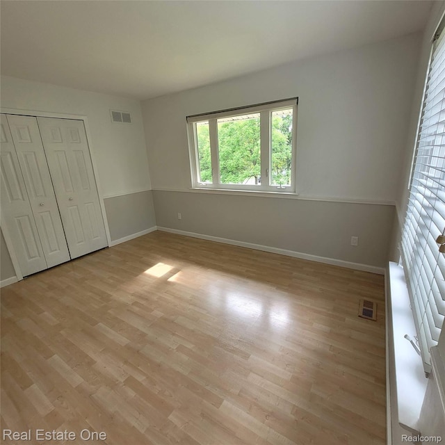 5208 Woodview Dr, Bloomfield Hills, MI 48302 - unfurnished bedroom with light wood-style floors and a closet
