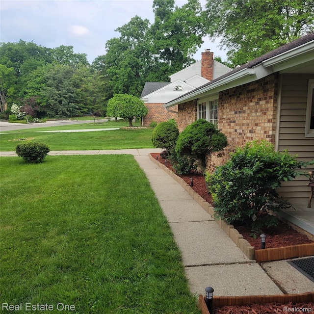 5208 Woodview Dr, Bloomfield Hills, MI 48302 - view of grassy yard