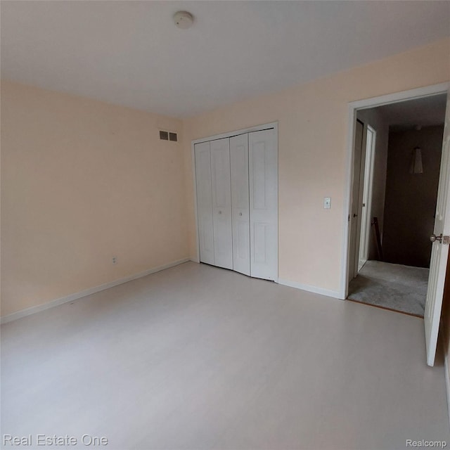 5208 Woodview Dr, Bloomfield Hills, MI 48302 - unfurnished bedroom with a closet and light wood-style flooring