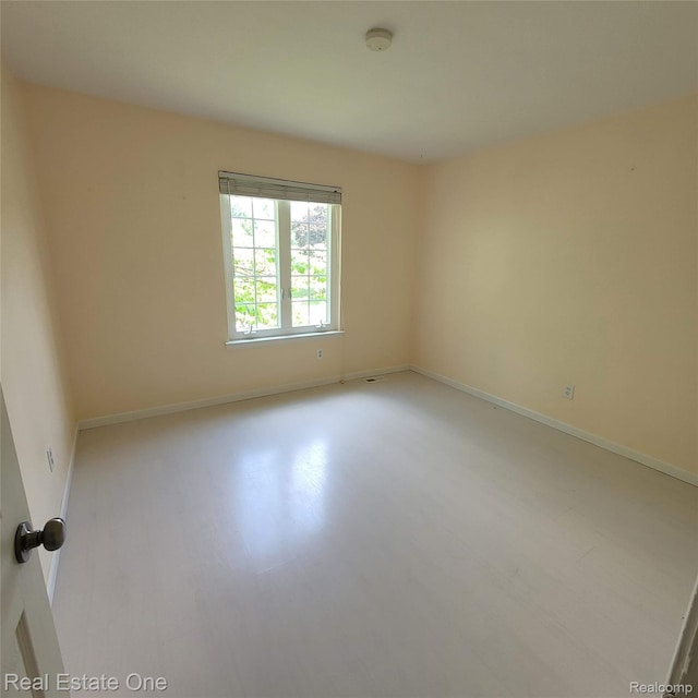 5208 Woodview Dr, Bloomfield Hills, MI 48302 - spare room with a smoke detector and baseboards
