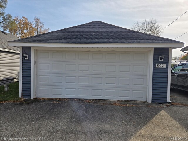 8991 Lakeview Dr, White Lake, MI 48386 - view of detached garage