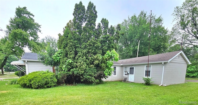 22100 Hawthorne St, Rochester, MI 48336 - view of green lawn