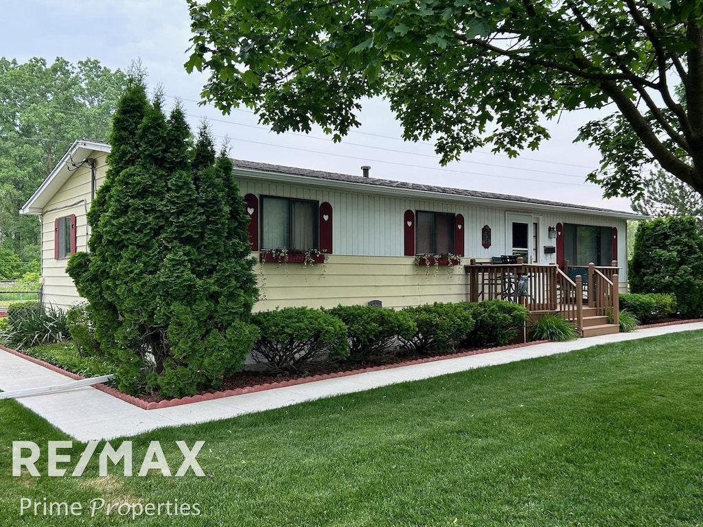 12506 W Washington Ave, Mount Morris, MI 48458 - view of front of property with a front yard
