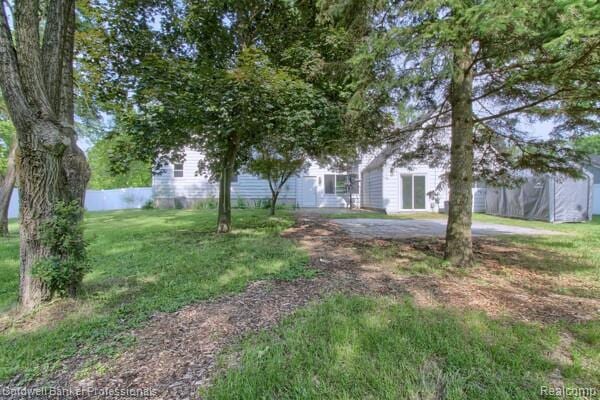 25811 Briarbank Ave, Southfield, MI 48033 - view of green lawn