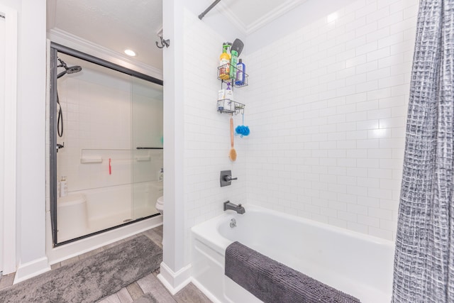386 Hartman Ln, Saline, MI 48176 - full bath featuring ornamental molding, wood finished floors, toilet, shower / bath combo with shower curtain, and baseboards