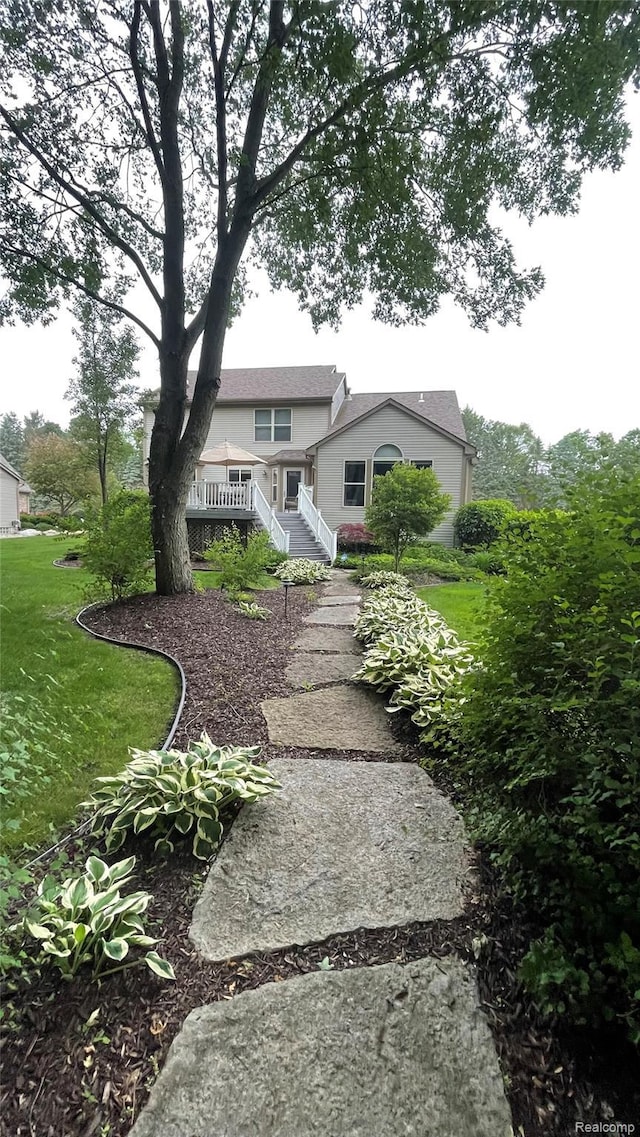 763 Chemung Forest Dr, Howell, MI 48843 - view of front facade with a front yard
