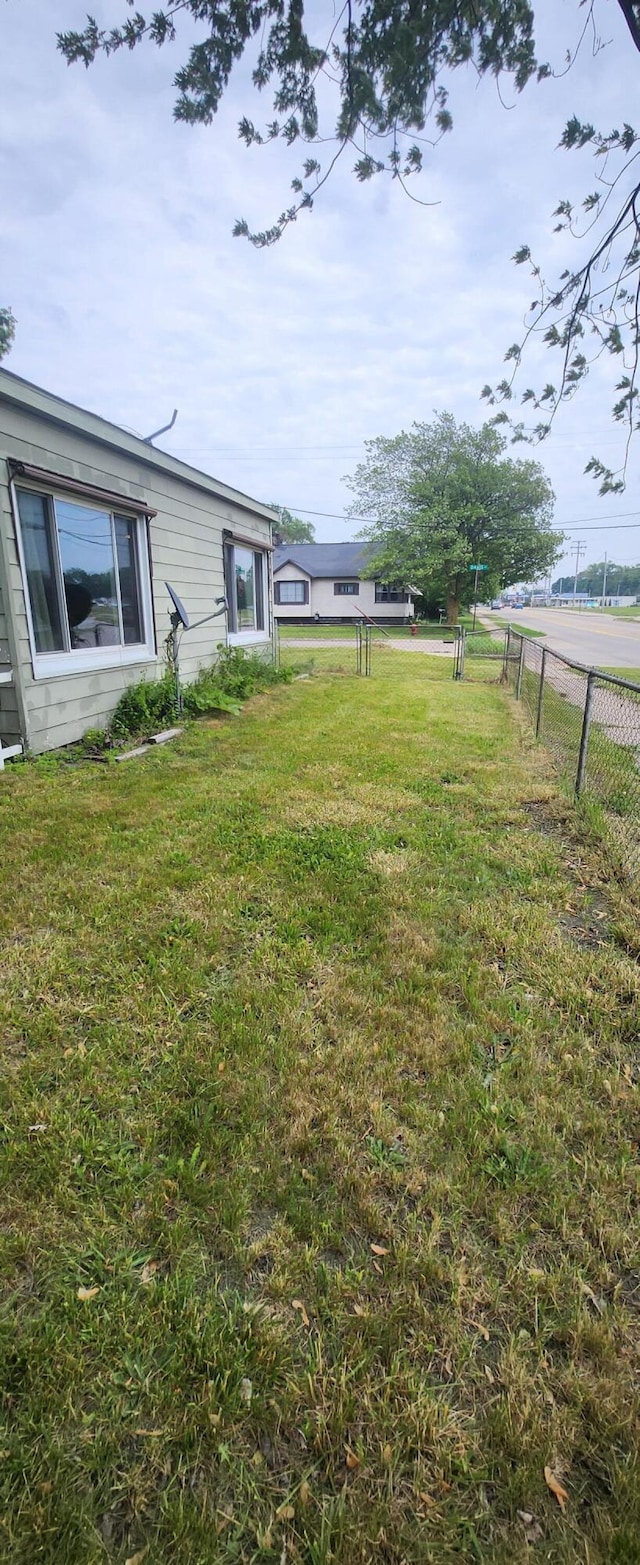 1781 Davis St, Muskegon, MI 49441 - view of yard