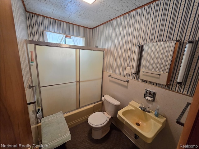 10475 W Higgins Lake Dr, Roscommon, MI 48653 - full bath with bath / shower combo with glass door and wallpapered walls