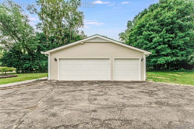 21993 Riverview Dr, Bloomfield Hills, MI 48025 - view of detached garage