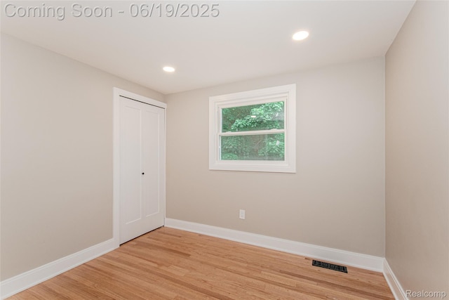 21993 Riverview Dr, Bloomfield Hills, MI 48025 - unfurnished bedroom featuring light wood-type flooring, a closet, and recessed lighting