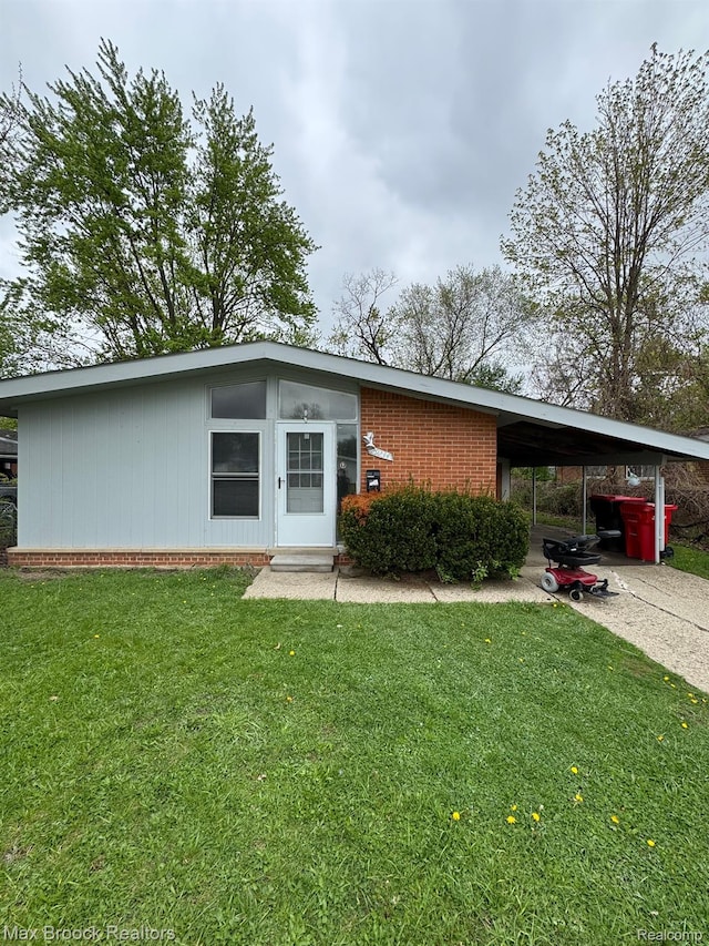 29234 Fairfax St, Southfield, MI 48076 - view of front of house featuring a carport, a front lawn, and driveway