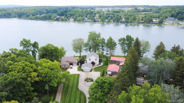6081 Byram Lake Dr, Linden, MI 48451 - bird's eye view of a nearby body of water