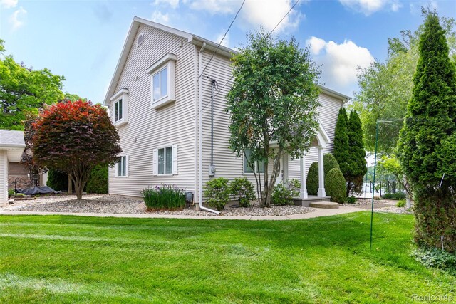 6081 Byram Lake Dr, Linden, MI 48451 - view of side of home featuring a lawn