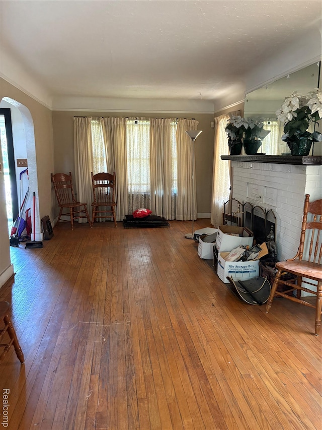 4206 Devonshire Rd, Lincoln Park, MI 48224 - living area featuring arched walkways, hardwood / wood-style flooring, and baseboards