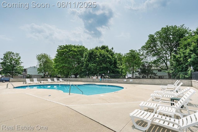 104 Manor Way Unit 1, Rochester Hills, MI 48309 - community pool with a patio
