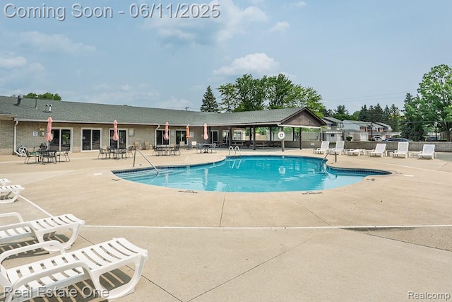 104 Manor Way Unit 1, Rochester Hills, MI 48309 - community pool with a patio area