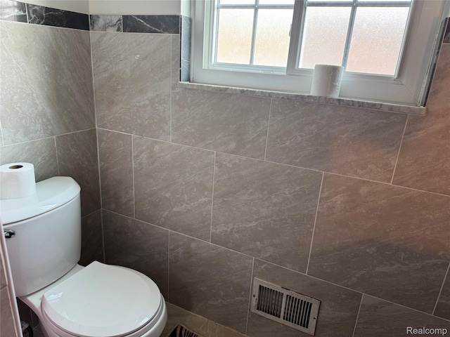 30347 Dell Ln, Warren, MI 48092 - bathroom featuring toilet and tile walls