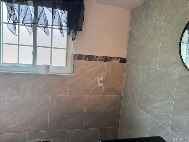 30347 Dell Ln, Warren, MI 48092 - view of bathroom
