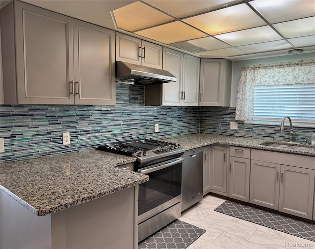 30347 Dell Ln, Warren, MI 48092 - kitchen with appliances with stainless steel finishes, under cabinet range hood, a sink, gray cabinets, and decorative backsplash
