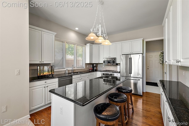 13815 Silent Woods Dr, Shelby Twp, MI 48315 - kitchen with stainless steel appliances, tasteful backsplash, white cabinets, dark wood-style floors, and a breakfast bar area