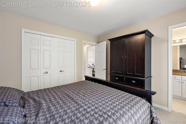 13815 Silent Woods Dr, Shelby Twp, MI 48315 - bedroom featuring light carpet, connected bathroom, baseboards, and a closet