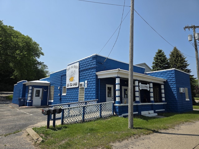 214 Arthur St, Manistee, MI 49660 - view of building exterior featuring uncovered parking