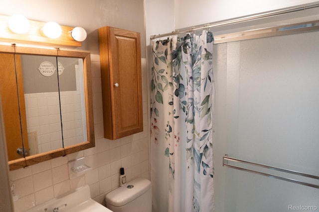 1247 Catalina Dr, Flint, MI 48507 - full bathroom featuring a shower with curtain, decorative backsplash, and tile walls