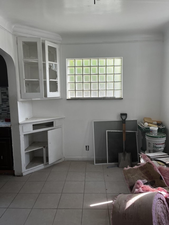 19188 Pelkey St, Detroit, MI 48205 - living room featuring arched walkways and light tile patterned floors