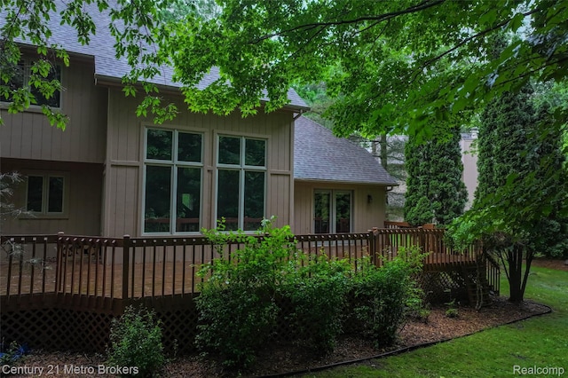 751 River Edge Ct, Flushing, MI 48433 - back of house featuring a wooden deck and roof with shingles