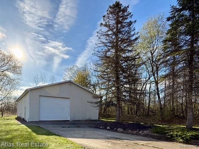 5415 Walker Rd, Davison, MI 48423 - detached garage with driveway