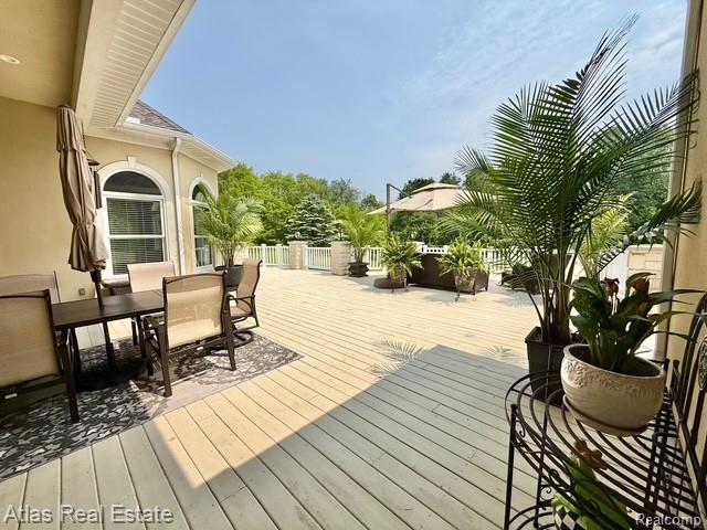 5415 Walker Rd, Davison, MI 48423 - deck with outdoor dining space