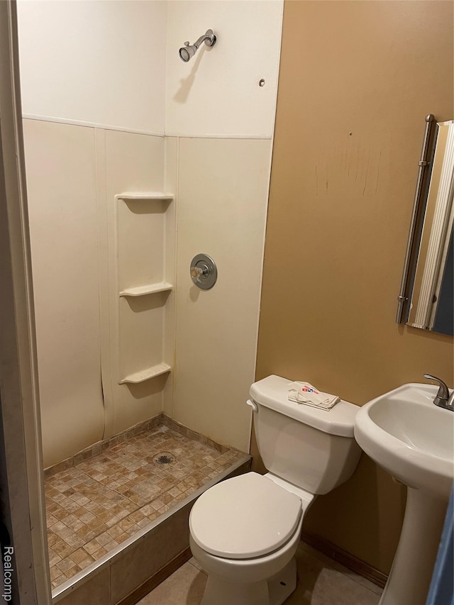 7040 Banks, Waterford, MI 48327 - full bath featuring a stall shower and toilet