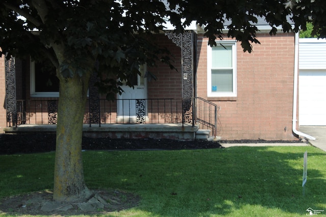 653 Huber Dr, Monroe, MI 48162 - view of front of house with brick siding and a front lawn