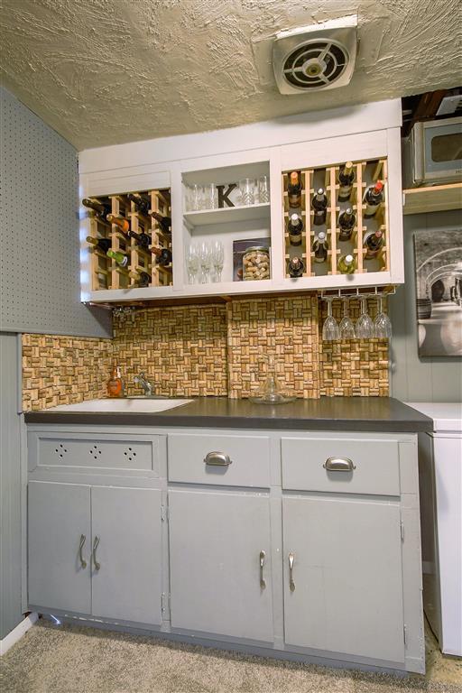 2534 Pamela Ave, Ann Arbor, MI 48103 - indoor dry bar featuring backsplash