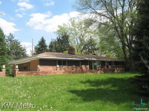 2665 Lahser Rd, Bloomfield Hills, MI 48304 - back of property with a chimney and a yard