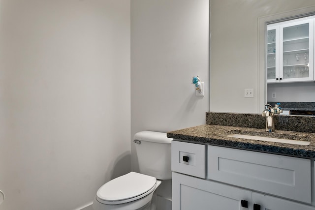 55135 Hanford Ct, Utica, MI 48316 - half bathroom featuring vanity, toilet, and baseboards