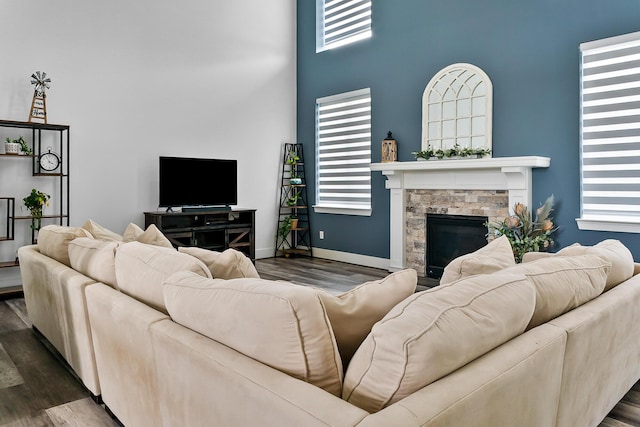 55135 Hanford Ct, Utica, MI 48316 - living room featuring wood finished floors, a towering ceiling, and plenty of natural light