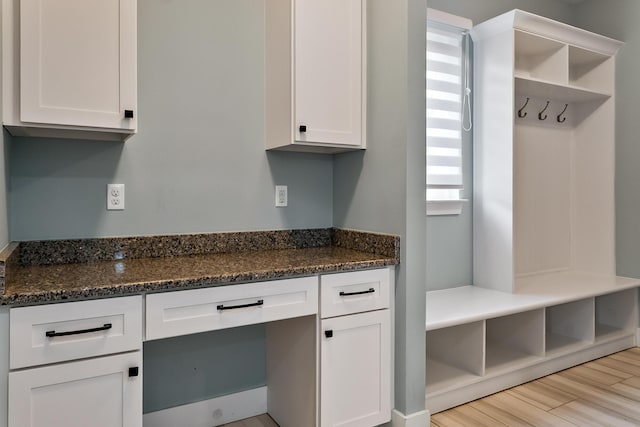 55135 Hanford Ct, Utica, MI 48316 - mudroom with light wood-type flooring