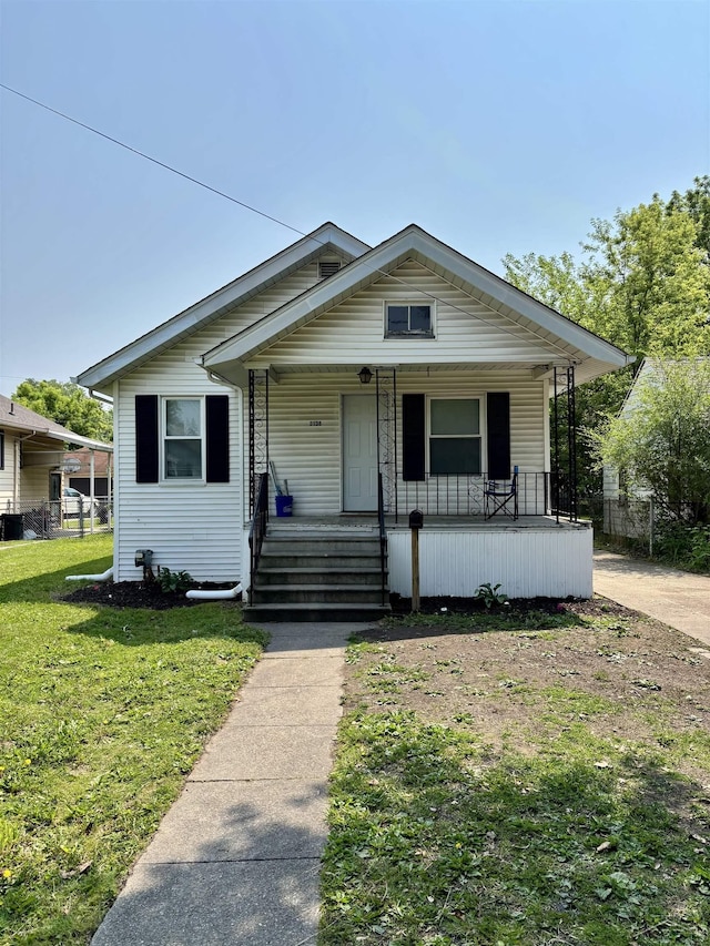 2138 N Clinton St, Saginaw, MI 48602 - bungalow-style home with a porch and a front lawn