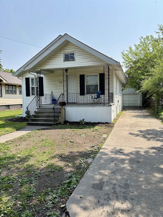 2138 N Clinton St, Saginaw, MI 48602 - view of front facade featuring a porch