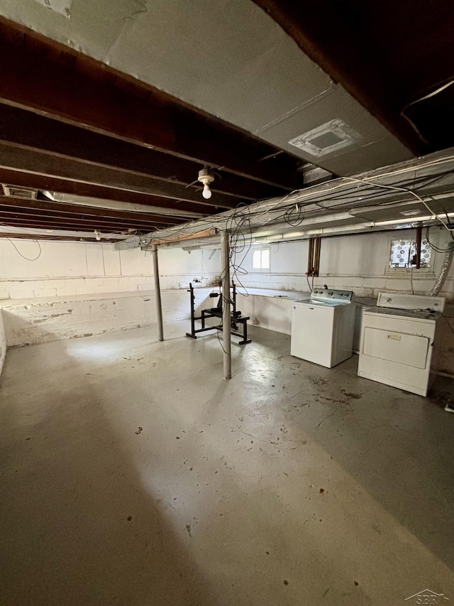 2138 N Clinton St, Saginaw, MI 48602 - below grade area featuring washing machine and dryer and healthy amount of natural light
