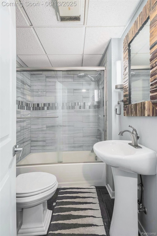 16039 Knobhill Dr, Argentine, MI 48451 - full bath with toilet, enclosed tub / shower combo, and a paneled ceiling