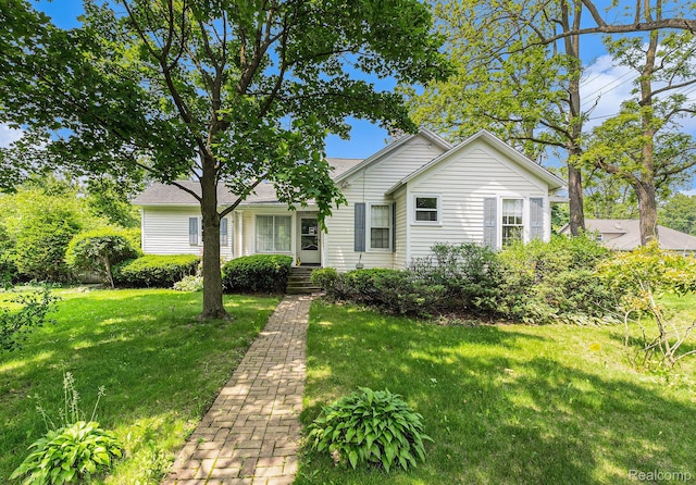 1111 W Park St, Lapeer, MI 48446 - ranch-style house featuring a front lawn
