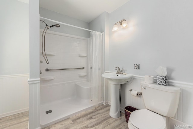1111 W Park St, Lapeer, MI 48446 - full bath with toilet, a shower with curtain, wood finished floors, wainscoting, and a sink