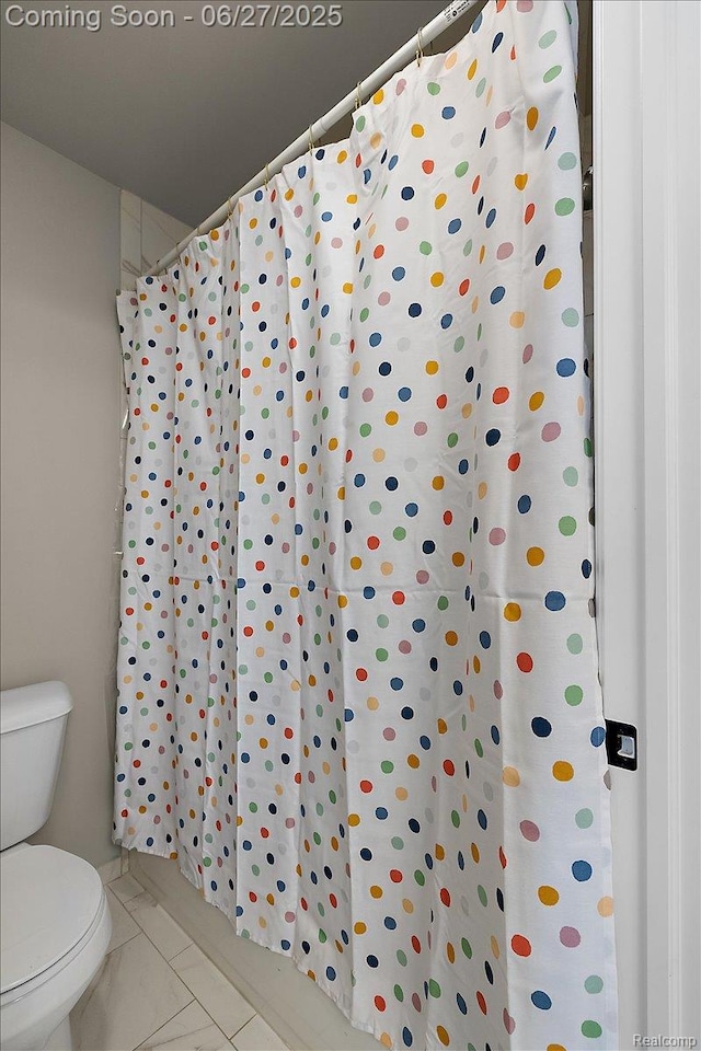 3610 Piccadilly Dr, Rochester Hills, MI 48309 - bathroom with curtained shower